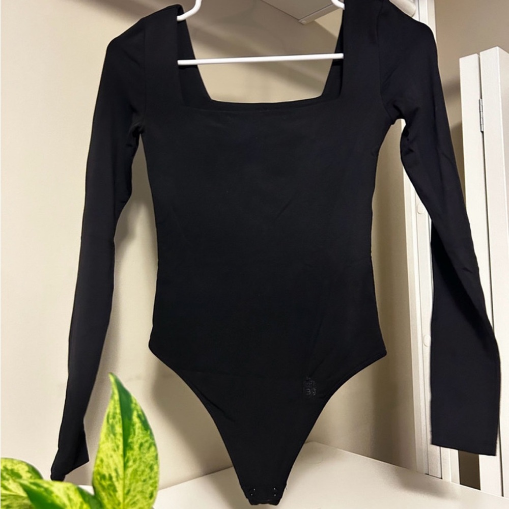 Aritzia Babaton Contour Long Sleeved Square Neck Bodysuit